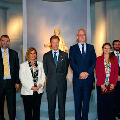 Honorarkonsul Klaus Jensen, Museumsleiter Marcus Reuter,  Großherzogin Maria Teresa, Großherzog Henri, OB Wolfram Leibe, Erbgroßherzogin Stéphanie, Erbgroßherzog Guillaume und Andrea Sand (v.l.n.r.) in der Nero-Ausstellung. Foto: GDKE - Rheinisches Landesmuseum, Th. Zühmer