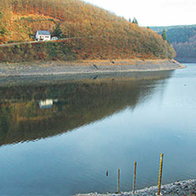 Die 1958 eingeweihte Talsperre der Stadtwerke wird durch Wasser aus dem Riveris- und Thielenbach gespeist. Der Erddamm ist 47 Meter hoch. Im Moment liegt der Wasserstand mit 309,53 Meter rund zehn Meter unter dem Stauziel.