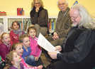 Helmut Leiendecker liest den Kindern der Grundschule Reichertsberg aus seinem neuen Märchen „Rictius Varus“ auf Trierer Platt vor.