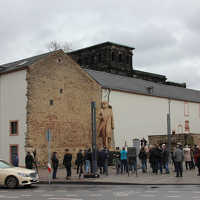 Der Simeonstiftplatz mit dem Platzhalter der geplanten Marx-Statue.