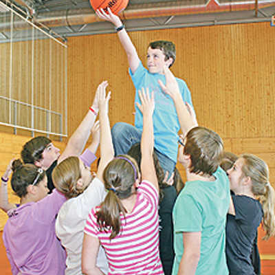 Gemeinsam mit den deutschen AVG-Schülern proben die Texaner eine Szene aus dem Musical „Choices“, bei dem es um Streit und Versöhnung im Rahmen eines Basketballspiels geht.