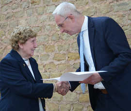 OB Wolfram Leibe dankt der 90-jährigen Kunigunde Müller für ihr Engagement im Mutter-Rosa-Altenzentrum. 