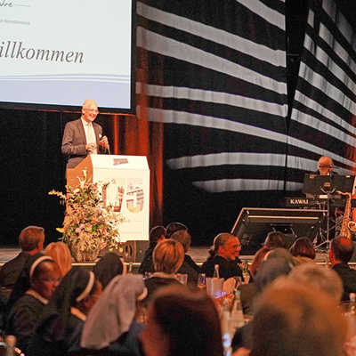 Bei der Jubiläumsfeier in der Europahalle dankte Oberbürgermeister Wolfram Leibe den Ordensschwestern für ihre beständige Arbeit. Foto: Mutterhaus