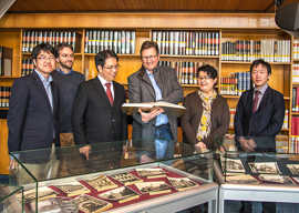 Foto: Führung der japanischen Gäste durch die Stadtbibliothek Weberbach.