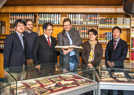 Der Leiter des Stadtarchivs, Bernhard Simon (Mitte), und sein Mitarbeiter Tobias Teyke (2. v. l.), erläutern den Gästen aus Japan unter anderem die Grundlagen des Archivwesens in Deutschland.