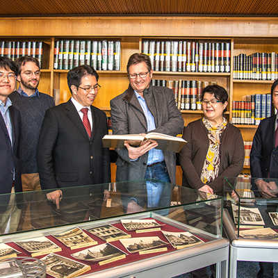 Der Leiter des Stadtarchivs, Bernhard Simon (Mitte), und sein Mitarbeiter Tobias Teyke (2. v. l.), erläutern den Gästen aus Japan unter anderem die Grundlagen des Archivwesens in Deutschland.