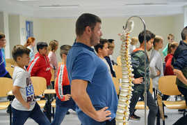 Oberarzt Dr. Arne-Björn Jäger animiert die Schüler am Friedrich-Wilhelm-Gymnasium zu einer Rückenübung.