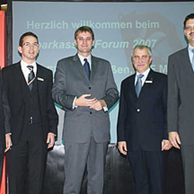 Der Sparkassen-Vorstand (Günther Passek, Dr. Peter Späth und Remigius Kühnen, v.l.) sowie Landrat  Günther Schartz (rechts) begrüßen Gastredner Elmar Theveßen (Mitte). Foto: Sparkasse