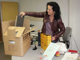 Sachbearbeiterin Hanne Bauer holt die Unterlagen aus einem der letzten Umzugskartons.