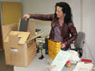 Sachbearbeiterin Hanne Bauer holt die Unterlagen aus einem der letzten Umzugskartons. Die Kunden des Bürgeramts werden im Ausweichquartier in mehreren Büros bedient.