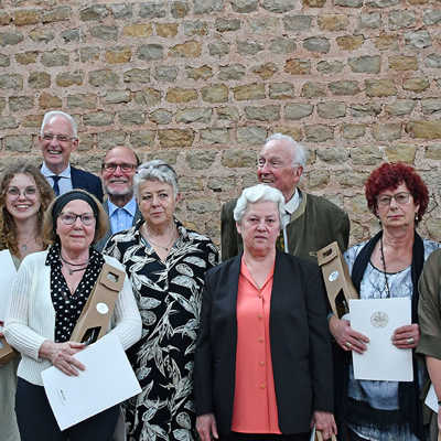 Nach der Überreichung der städtischen Dankesurkunden und einer Flasche OB-Wein von den Vereinigten Hospitien, kommt ein Teil der Geehrten für ein Gruppenfoto mit Oberbürgermeister Wolfram Leibe (3. v. l.) und Beigeordnetem Ralf Britten (links) zusammen.