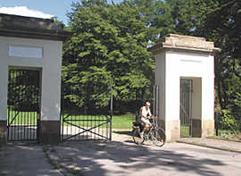 Am hinteren Zugang des Parks wurden unter anderem die steinernen Portale neu verputzt.
