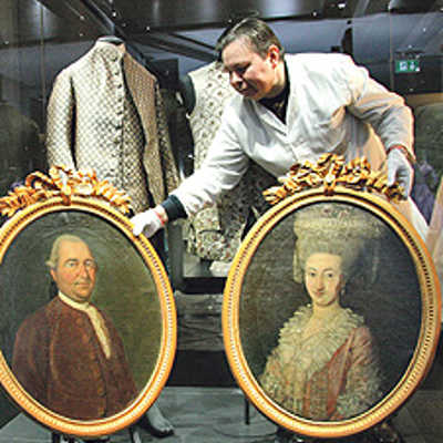 Triers früherer Bürgermeister Ludwig Karl Gottbill und seine Frau Anna Ka-tharina werden von Restaurator Dimitri Bartashevich ins rechte Licht gerückt.