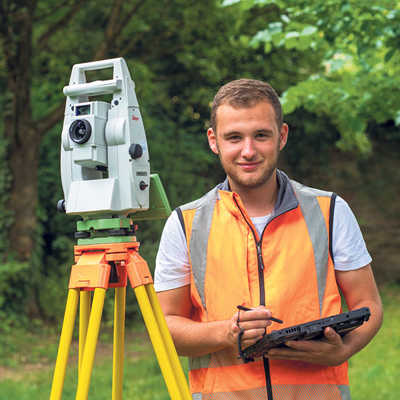 Die städtischen Vermessungsexperten sind immer wieder zu Einsätzen unterwegs und haben einen vielfältigen Arbeitsalltag. Foto: Amt für Bodenmanagement und Geoinformation