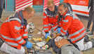 Die Notfallsanitäter Dieter Wittich und Christian Jakobs demonstrieren mit Rettungssanitäterin Thuy Hoang (v. l.) an einer Puppe die notfallmedizinische Erstversorgung eines nicht ansprechbaren Patienten.
