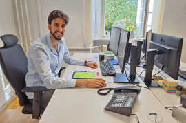 Luka Buntic an  seinem  Arbeitsplatz im Amt für Organisation