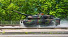 Der 1500 PS-starke Kampfpanzer Leopard II kann auf der Teststrecke auf dem Grüneberg bis zu 72 Stundenkilometer schnell fahren. 
