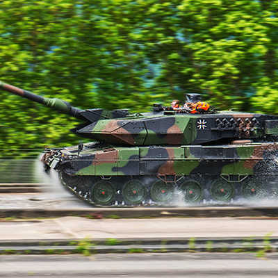 Der 1500 PS-starke Kampfpanzer Leopard II kann auf der Teststrecke auf dem Grüneberg bis zu 72 Stundenkilometer schnell fahren. 
