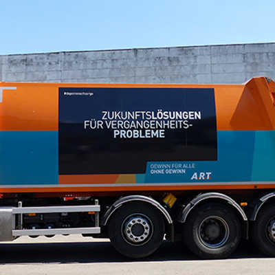 Die Abfallsammelfahrzeuge sind mit den neuen Werbeplakaten für das Deponiekonzept in den nächsten Monaten in der Region Trier unterwegs. Foto: A.R.T.