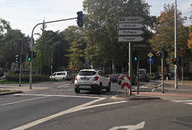 An der Kreuzung Kaiser- und Hindenburgstraße wurde die Ampelanlage modernisiert. Der Vergleich mit der alten Anlage zeigt bei den Lichtsignalen für die Autofahrer die Verbesserung durch die neuen LEDs.