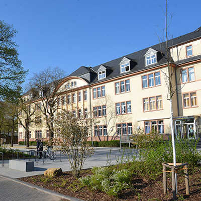 Im Zuge der aufwendigen Umgestaltung des Bürgerhaus-Vorplatzes in Trier-Nord wurden auch die Grünflächen und Beete neu angelegt und die Bepflanzung deutlich erweitert. 