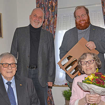 Katharina und Rudolf Köpfle (vorne) erhielten zur Feier ihrer Eisernen Hochzeit Besuch von Ortsvorsteher Rainer Lehnart (2. v. l.) und Markus Nöhl (2. v. r.) als Vertreter des Stadtvorstands.