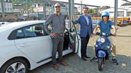 Christian Reinert (SWT-Architekt), Vertriebsleiter Dirk Heckmann und Thomas Feld (Gewinner eines Elektro-Rollers, v. l.) setzen auf elektrischen Antrieb.