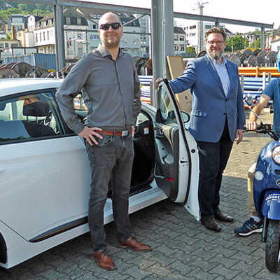 Christian Reinert (SWT-Architekt), Vertriebsleiter Dirk Heckmann und Thomas Feld (Gewinner eines Elektro-Rollers, v. l.) setzen auf elektrischen Antrieb. Foto: SWT