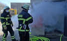 Mit Disko-Nebel wird ein Wohnungsbrand auf der Feuerwache 2 in Ehrang simuliert.