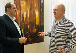 Foto: Rainer Breuer unterhält sich bei der Vernissage seiner Ausstellung mit Kulturdezernent Thomas Egger.