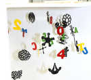 Die Installation von Bodo Korsig kombiniert Zahlen und Buchstaben mit schwarzen Objekten in organischen Formen.