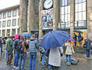 Das Banner mit den Namen und Fotos von sechs deportierten jüdischen Jugendlichen weist auf die Ausstellung im Hauptbahnhof hin, die nach der Gedenkfeier eröffnet wurde. Foto: Ralf Kotschka