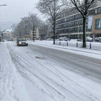Schneeweiße Straße mit einem Auto