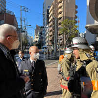 Dr. Andreas Palzer, stellvertretender Feuerwehrchef Triers (Mitte) und OB Wolfram Leibe im Gespräch mit einem Feuerwehrmann in Tokio.