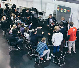 An einer Themeninsel nehmen die Moderatoren Dietmar Bier und Dr. Christel Egner-Duppich, Leiter des Gründungsbüros (hinten v. l.), Anregungen der Workshop-Teilnehmer zu dem Themen Gründungsberatung, Mentoring und Coaching entgegen.