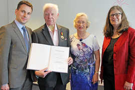 Staatssekretär David Langner (l.) und Bürgermeisterin Angelika Birk  (r.) gratulieren Winfried Hesser zur Verdienstmedaille des Landes. 