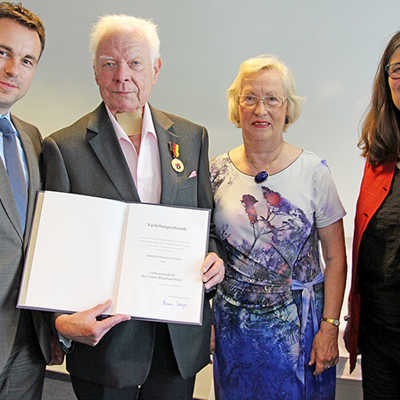 Staatssekretär David Langner (l.) und Bürgermeisterin Angelika Birk  (r.) gratulieren Winfried Hesser in Anwesenheit seiner Ehefrau zur Verdienstmedaille des Landes. 