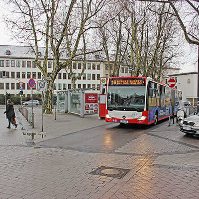 Bei der Umgestaltung des Nikolaus-Koch-Platzes geht es auch um eine Neuaufteilung der Flächen für Stadtbusse, Fußgänger und Autos.