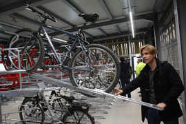 In der Fahrradgarage können die Zweiräder auf zwei Ebenen abgestellt und mit dem eigenen Schloss an den Bügel angeschlossen werden.