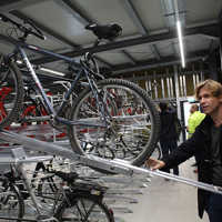 In der Fahrradgarage können die Zweiräder auf zwei Ebenen abgestellt und mit dem eigenen Schloss an den Bügel angeschlossen werden.