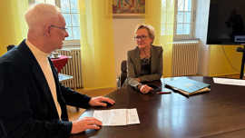 Wolfram Leibe und Barbara Schleicher-Rothmund im Gespräch in einem Empfangszimmer