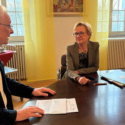 Die Bürgerbeauftragte Barbara Schleicher-Rothmund tauscht sich bei ihrem Besuch in Trier mit OB Wolfram Leibe aus.
