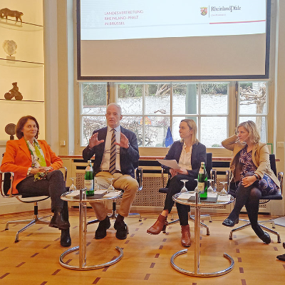 Zum Austausch in Brüssel traf sich OB Wolfram Leibe mit Dr. Katarina Barley (Vizepräsidentin des Europäischen Parlaments, links), Dr. Olivia Gippner (Mitarbeiterin EU-Kommission, Mitte) und Katrin Eder (Energie- und Klimaschutzministerin Rheinland-Pfalz, 2. v. r.).