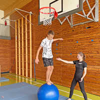 In der Tarforster Grundschulturnhalle lernten die Kinder aus der Partnerstadt Isjum, betreut vom Trimmelter SV, am Mittwoch bei einem Zirkusworkshop große und kleine akrobatische Kunststückchen.