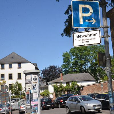 Dieser Parkplatz an der Lorenz-Kellner-Straße lag bisher in der Bewohnerparkzone KM. Nach der Umstellung gehört der Parkplatz zur Zone M und kann von allen Inhabern eines Bewohnerparkausweises, die innerhalb des Alleenrings wohnen, genutzt werden.