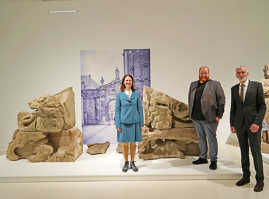 In der neuen Ausstellung zu sehen sind unter anderem erhaltene Bauteile (Wappenlöwen) des 1875 abgebrochenen Simeonstores neben der Porta Nigra. Museumsdirektorin Dr. Viola Skiba, Kulturdezernent Markus Nöhl und Kurator Dr. Bernd Röder (v. l.) freuen sich auf viele Gäste. Foto: Bernhard Matthias Lutz, Stadtmuseum