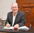Andreas Ludwig geht am Schreibpult in seinem Büro im Rathaus die Unterlagen für seine letzte Stadtratssitzung durch.