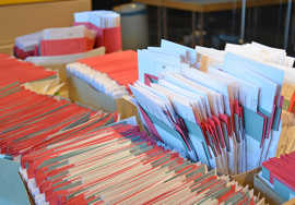Unterlagen für die Briefwahl vor der Verschickung