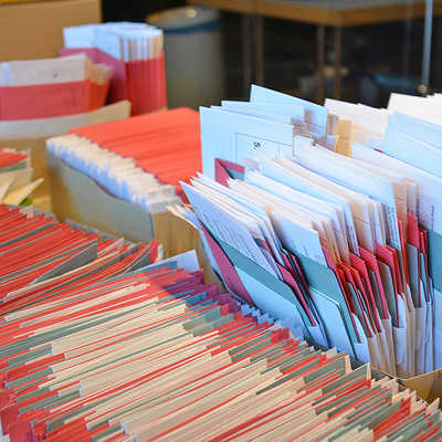 Wie schon bei der Landtagswahl müssen im Wahlbüro wieder zahlreiche Umschläge mit Briefwahlunterlagen vorbereitet werden. Im März gaben in Trier über 30.000 Personen ihre Stimmen per Brief ab.