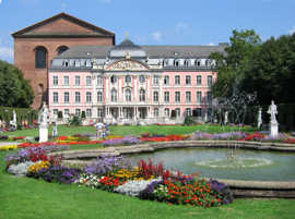 Rokoko in Trier: Der Südflügel des Kurfürstlichen Palais von Johannes Seiz (überragt von der Basilika) und der Palastgarten mit Plastiken von Ferdinand Tietz (Mitte 18. Jh.)